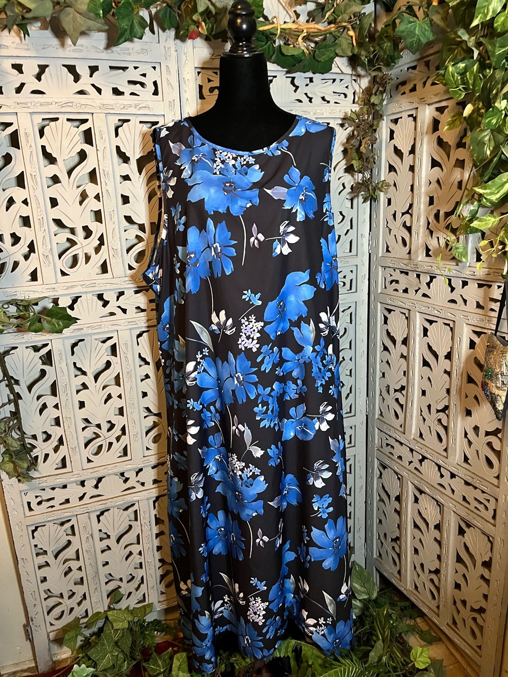 SHEIN CURVY STRIKING LARGE BLUE & WHITE FLORAL DESIGN SLEEVELESS PLUS SIZE DRESS
